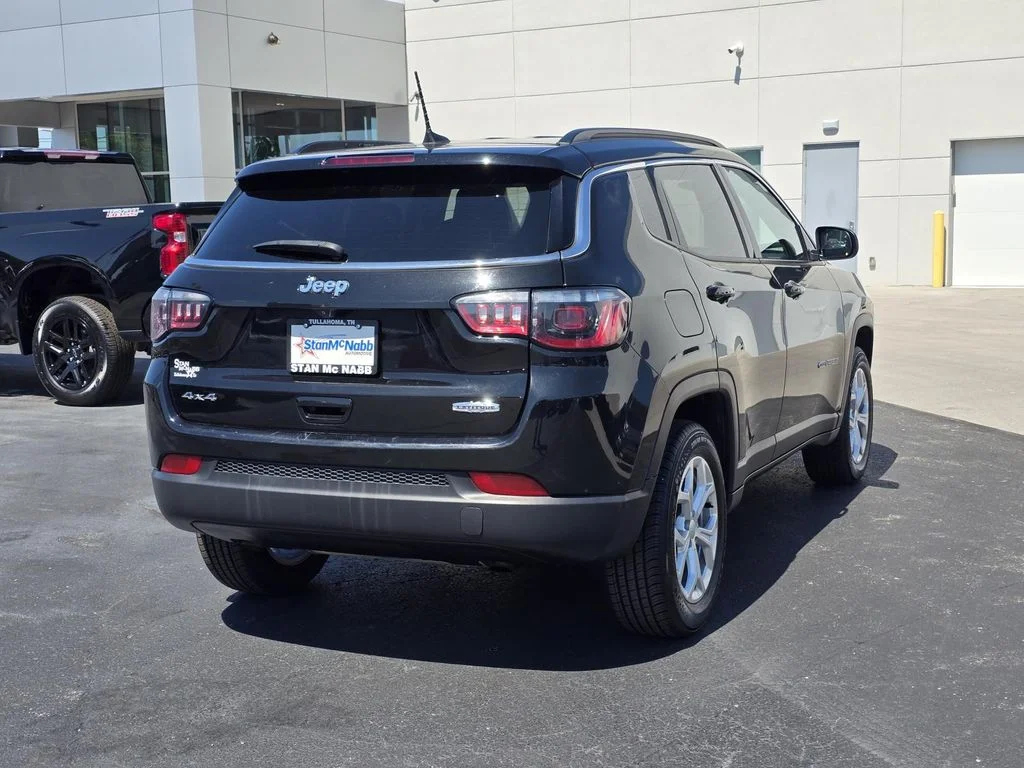Used 2024 Diamond Black Crystal Pearlcoat Jeep Latitude image 7