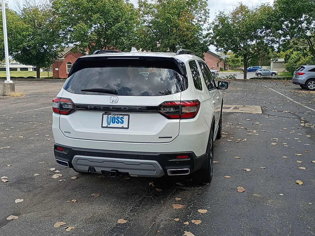 2023 Honda Pilot Touring, photo 2 of 12