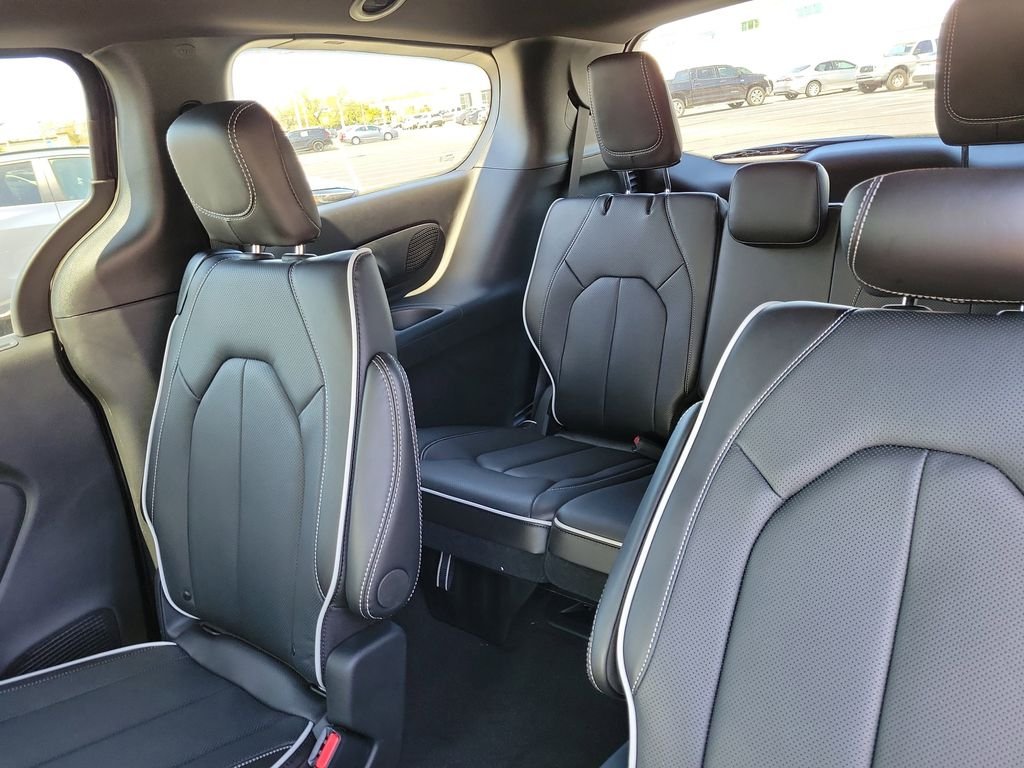New 2026 Diamond Black Crystal Pearl-Coat Exterior Paint Chrysler Limited image 11