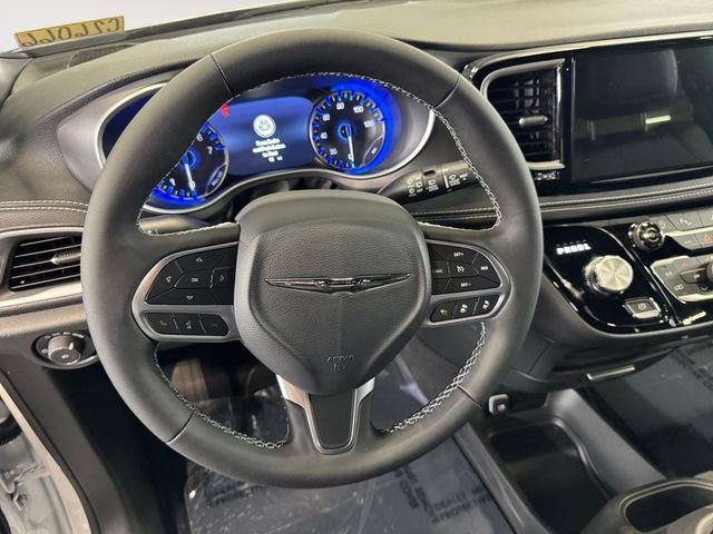 New 2026 Bright White Clear-Coat Exterior Paint Chrysler Select image 12