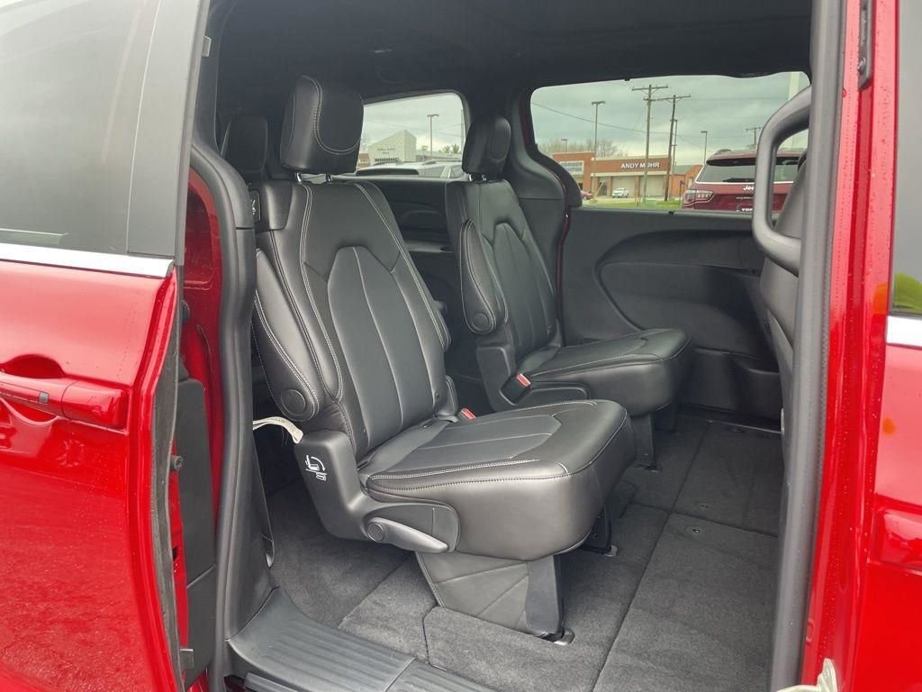 New 2026 Red Hot Pearl-Coat Exterior Paint Chrysler Select image 34