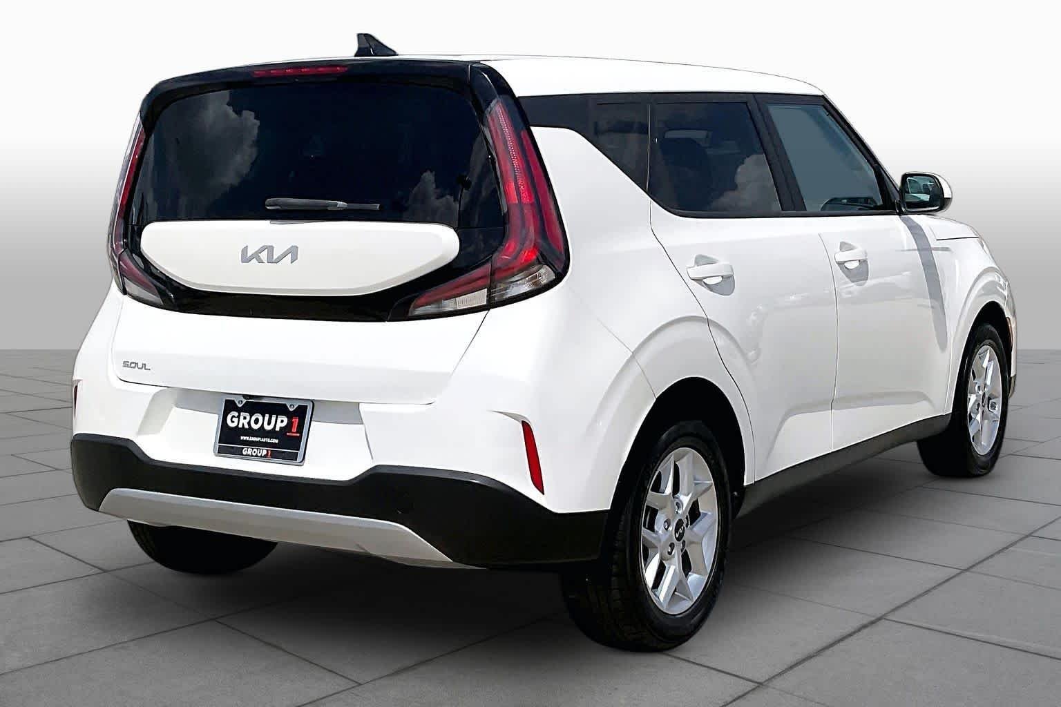 Used 2023 Snow White Pearl Kia LX image 13