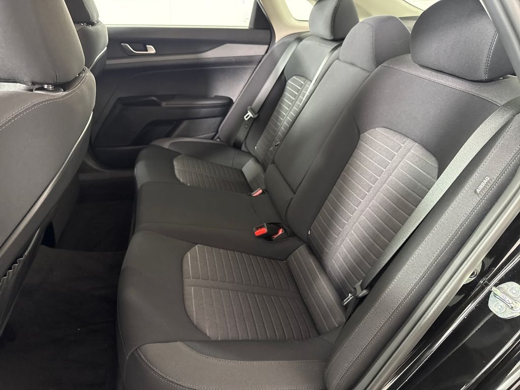2025 Kia K5 LXS - Photo 13