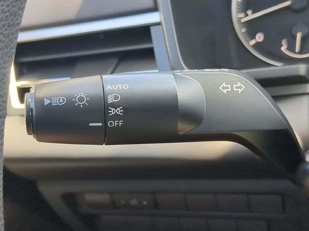 Used 2024 Silver Mitsubishi ES image 25