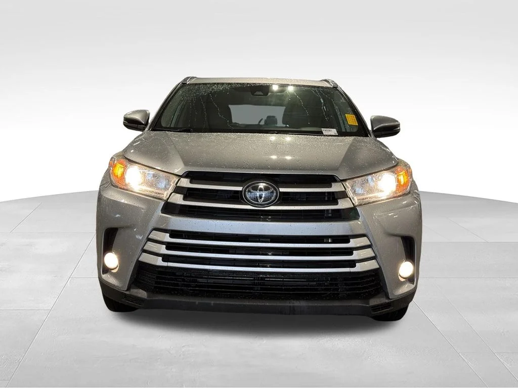 Used 2019 Silver Toyota XLE image 26
