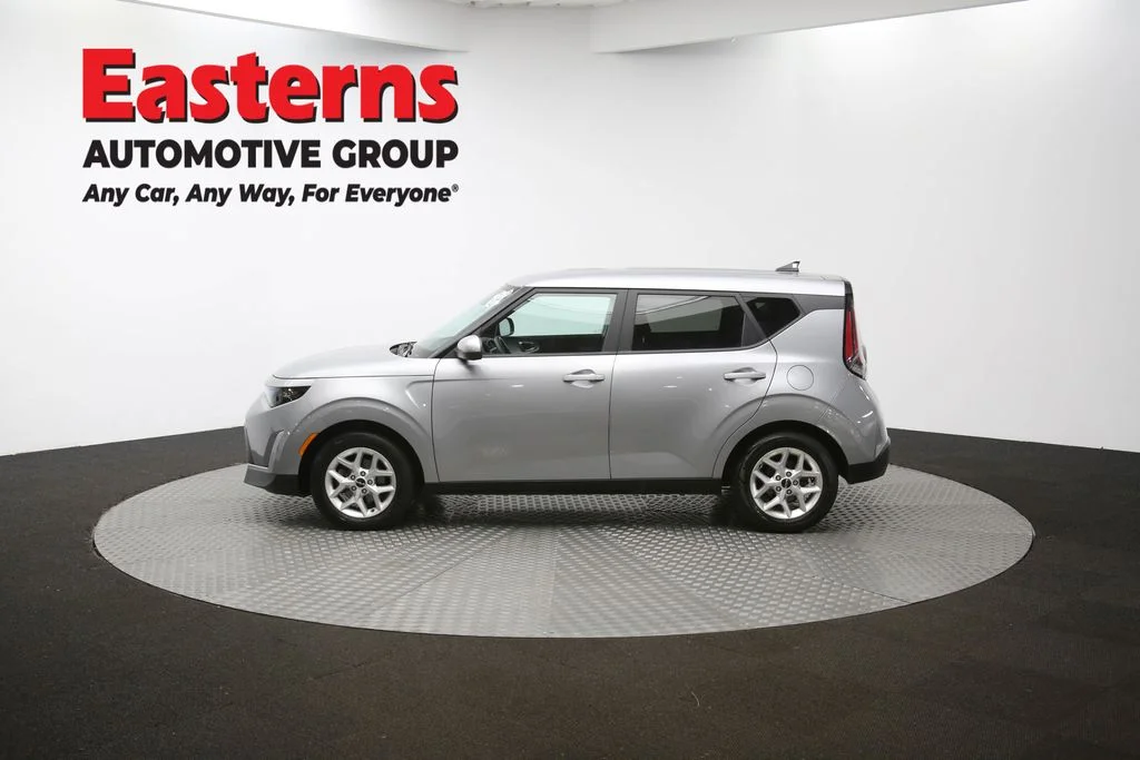 Used 2023  Kia LX image 58