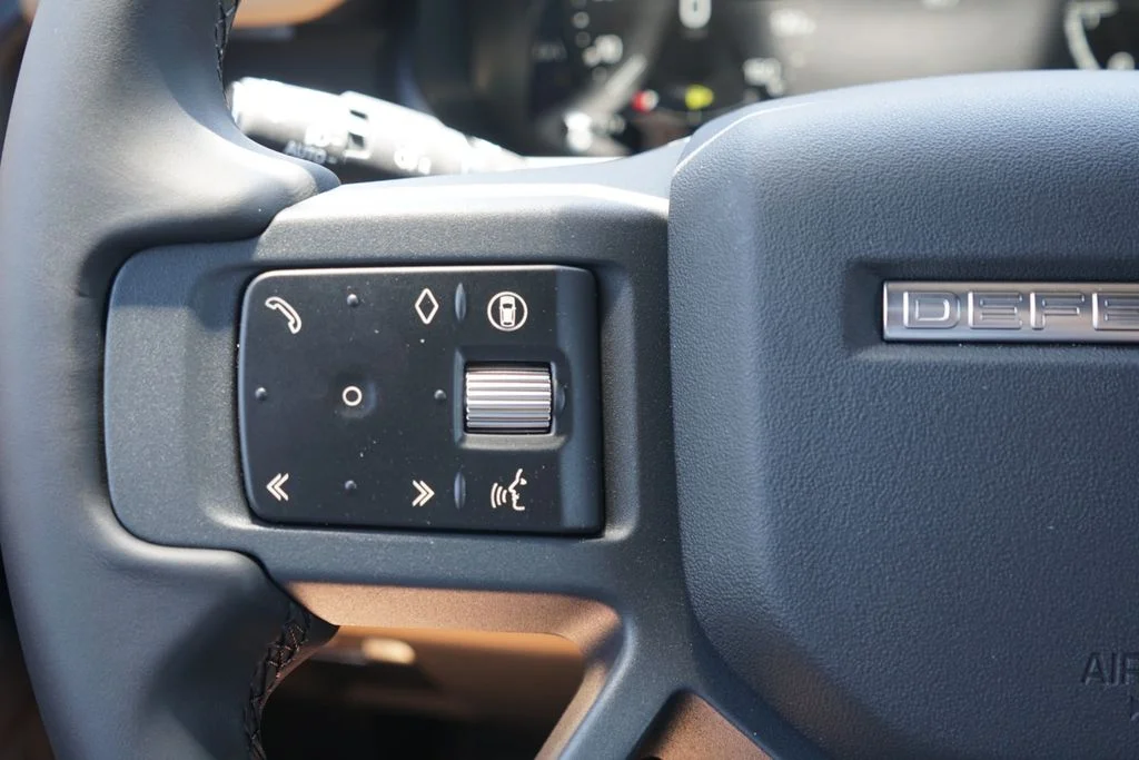 New 2026 Black Land Rover X-Dynamic SE image 18