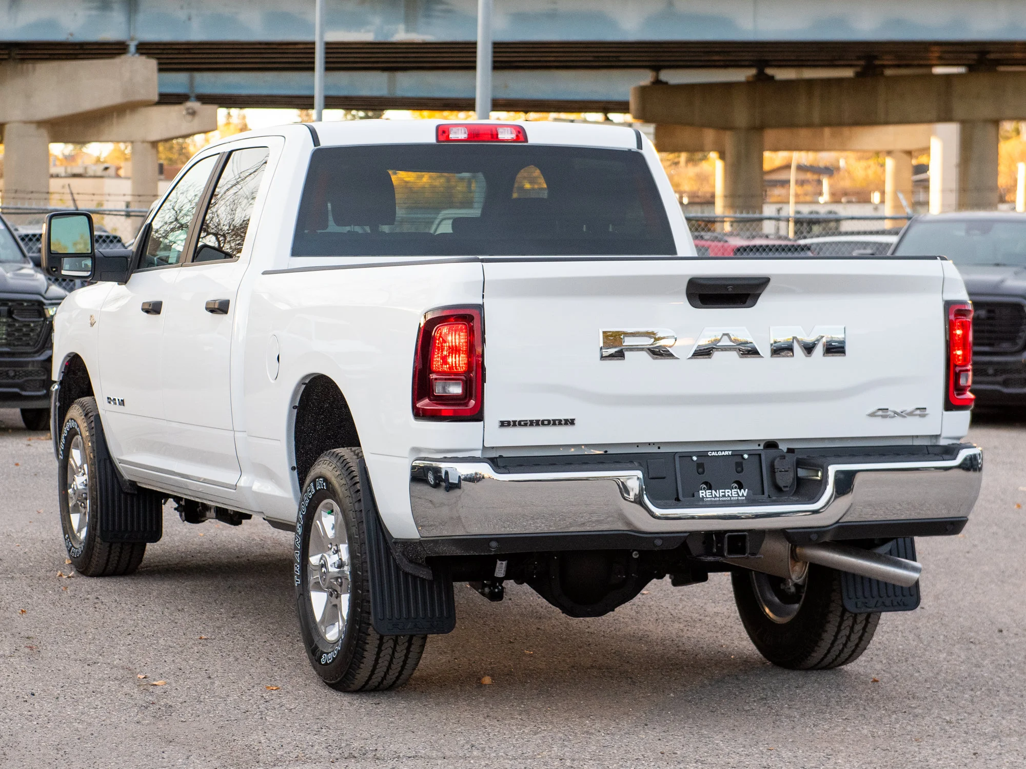 New 2027 White RAM Big Horn* Crew Cab 4x4, 6.4L HEMI V8, Remote Start image 5
