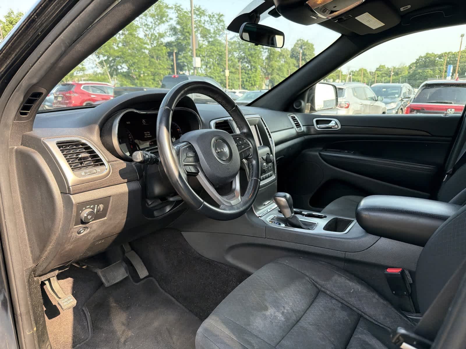 Used 2018 Diamond Black Crystal Pearlcoat Jeep Laredo E image 11