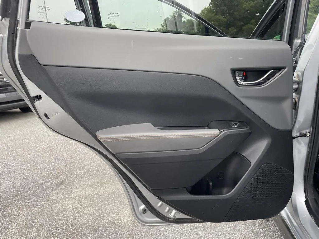Used 2025 Ice Silver Metallic Subaru Limited image 2