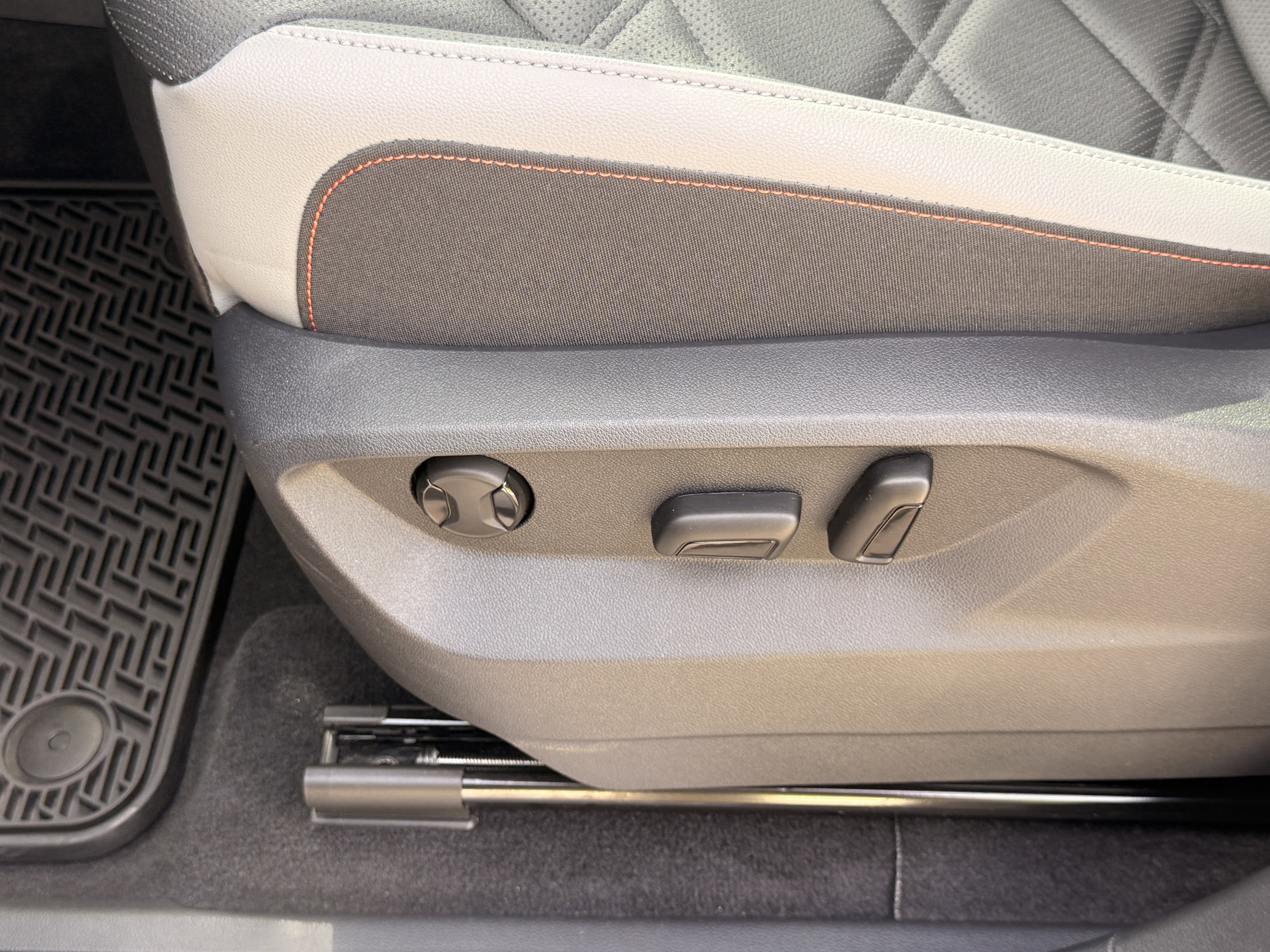 Certified Used 2025  Volkswagen 2.0T Peak Edition image 7