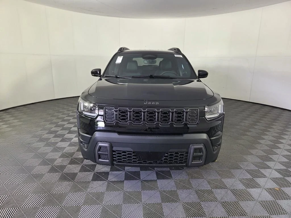 New 2026 Diamond Black Crystal Pearl-Coat Exterior Paint Jeep Limited image 3