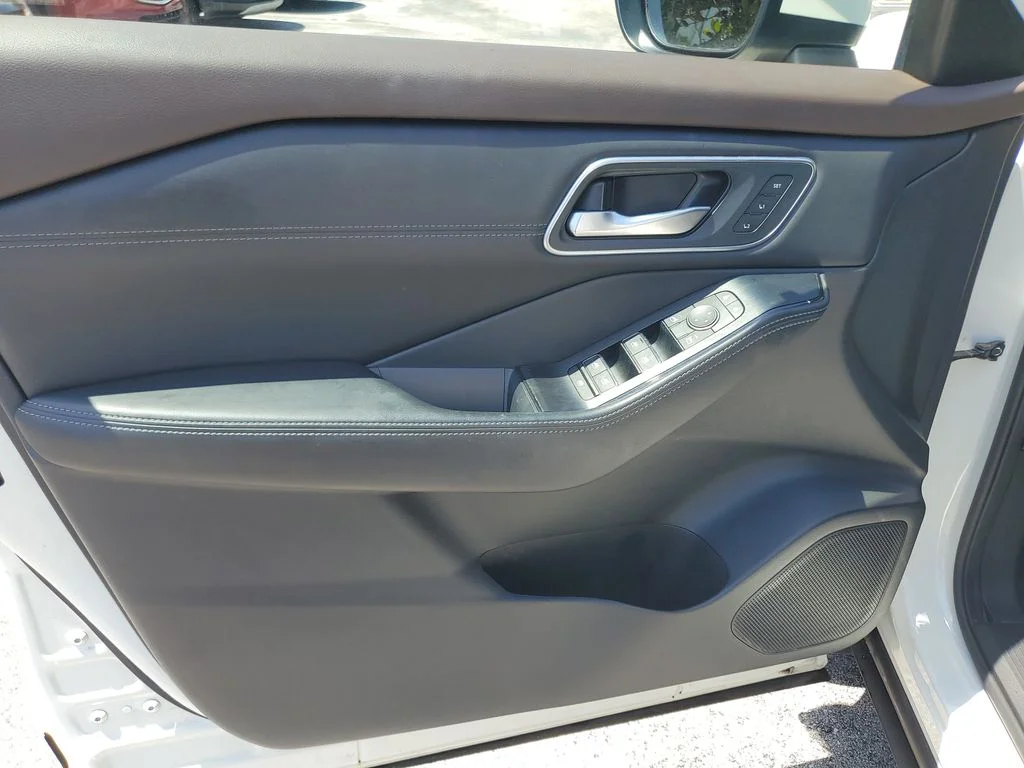 Used 2023 White Nissan Platinum image 19