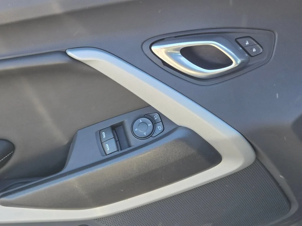 Used 2023 SHARKSKIN METALLIC Chevrolet 2LT image 17