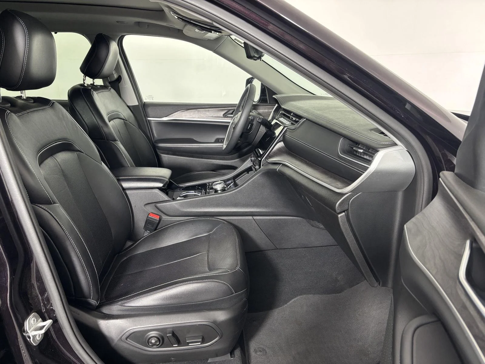 Used 2023 Ember Pearlcoat Jeep Limited image 23