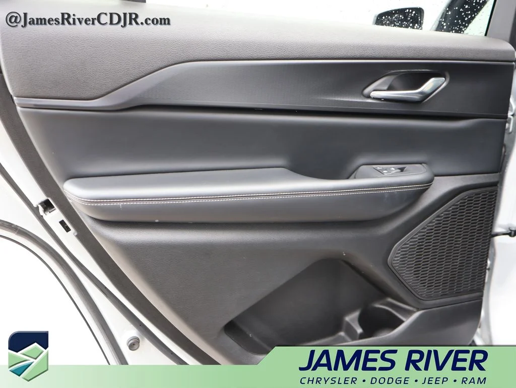 Used 2024 Silver Jeep Altitude image 18