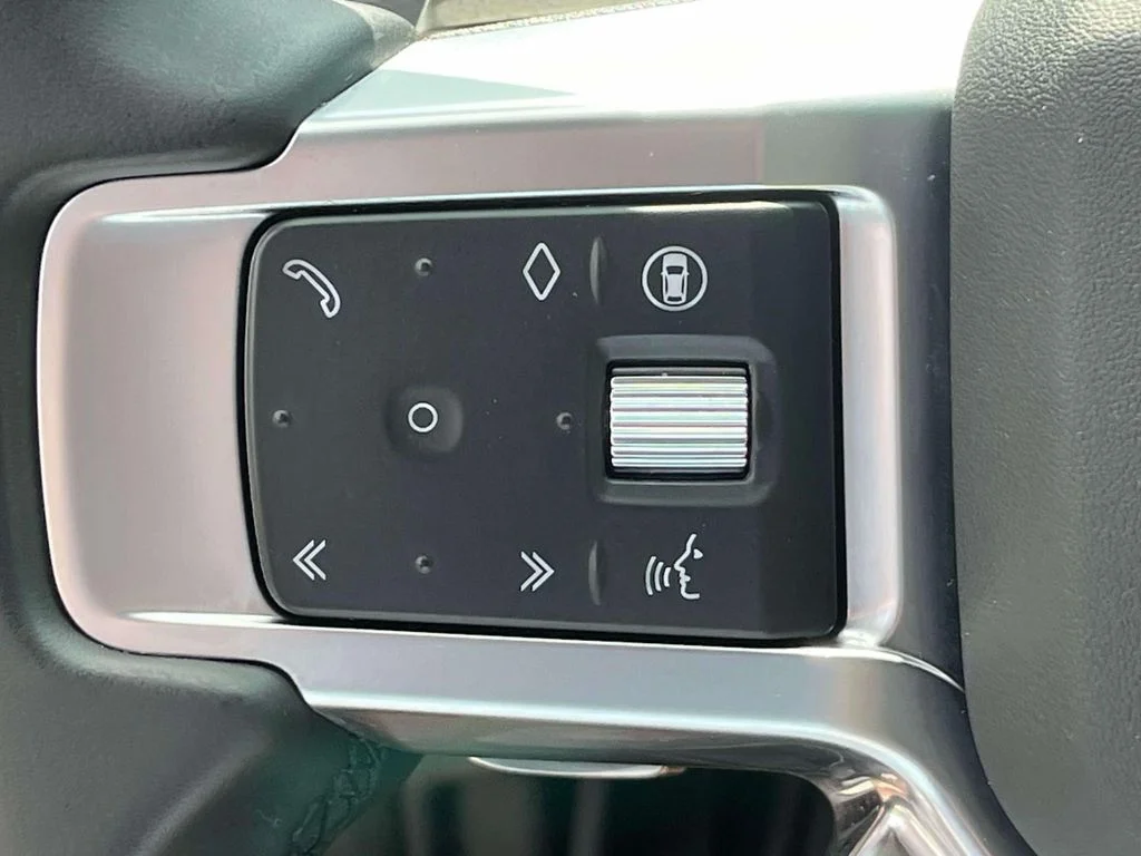 Used 2025  Land Rover Dynamic SE image 31