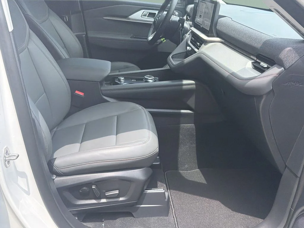 New 2026 Star White Metallic Tri-Coat Ford Active image 62