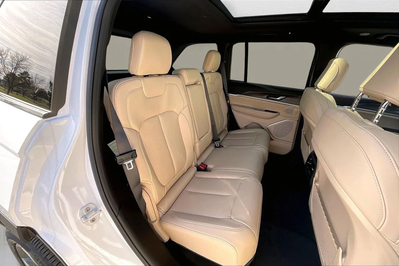 New 2026 Bright White Clear-Coat Exterior Paint Jeep Limited image 21