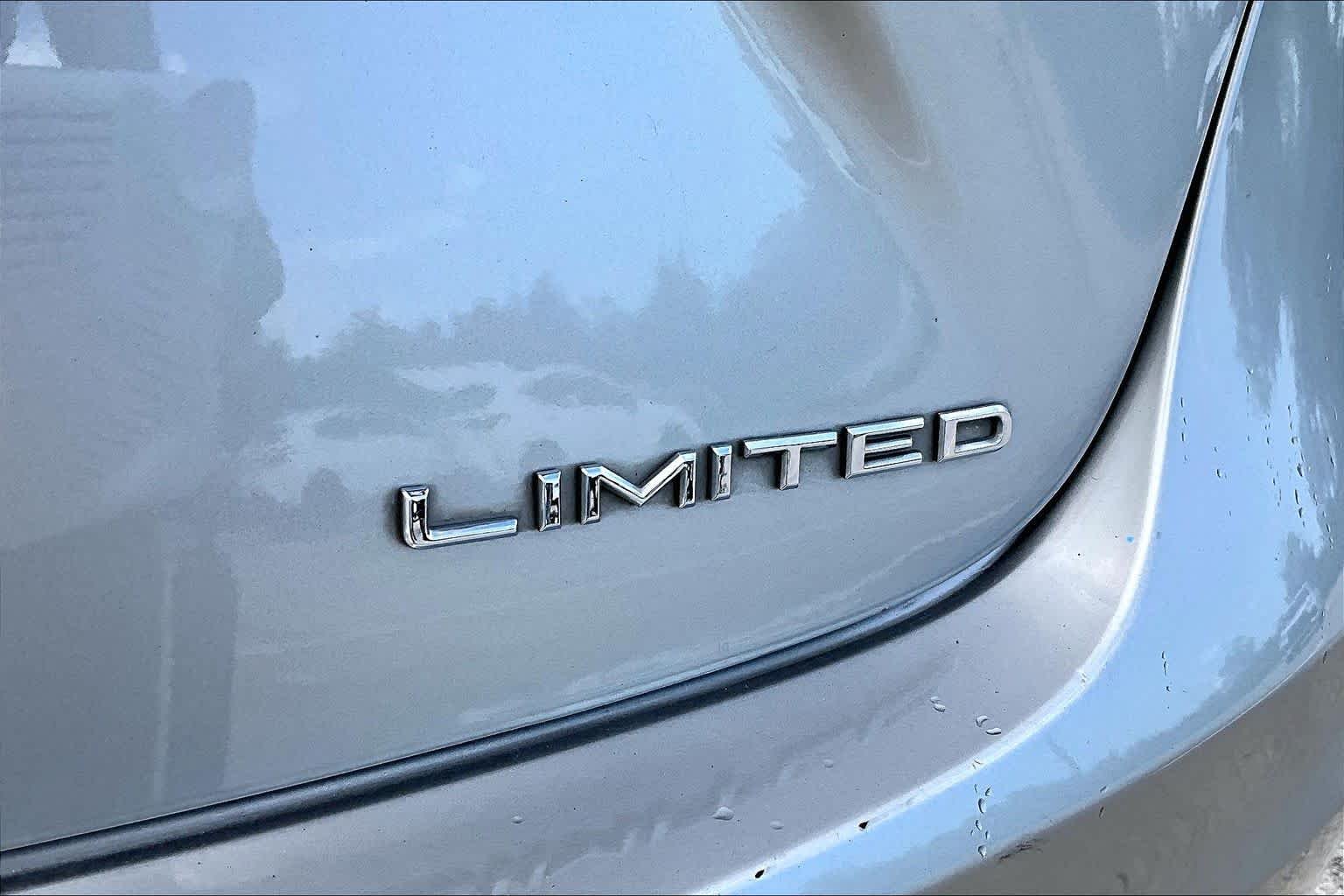 Used 2018 Creme Brulee Mica Toyota Limited image 10