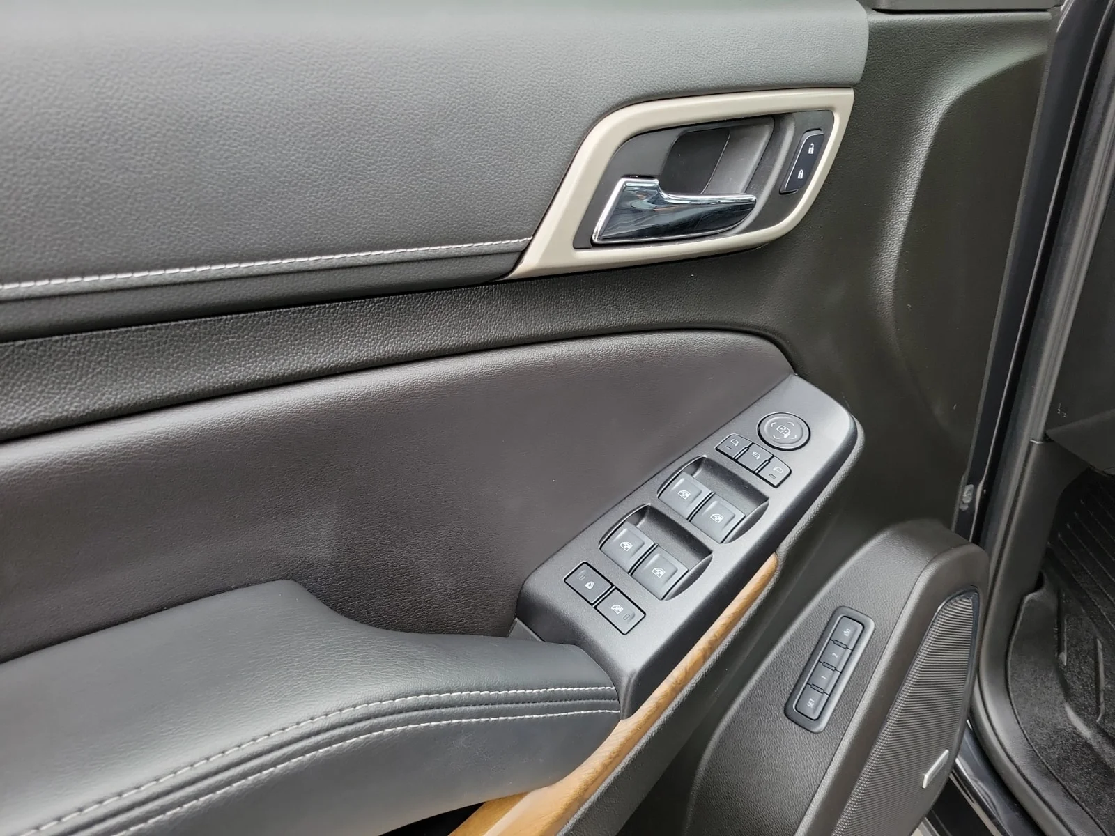 Used 2020 Black GMC 4WD Denali image 11