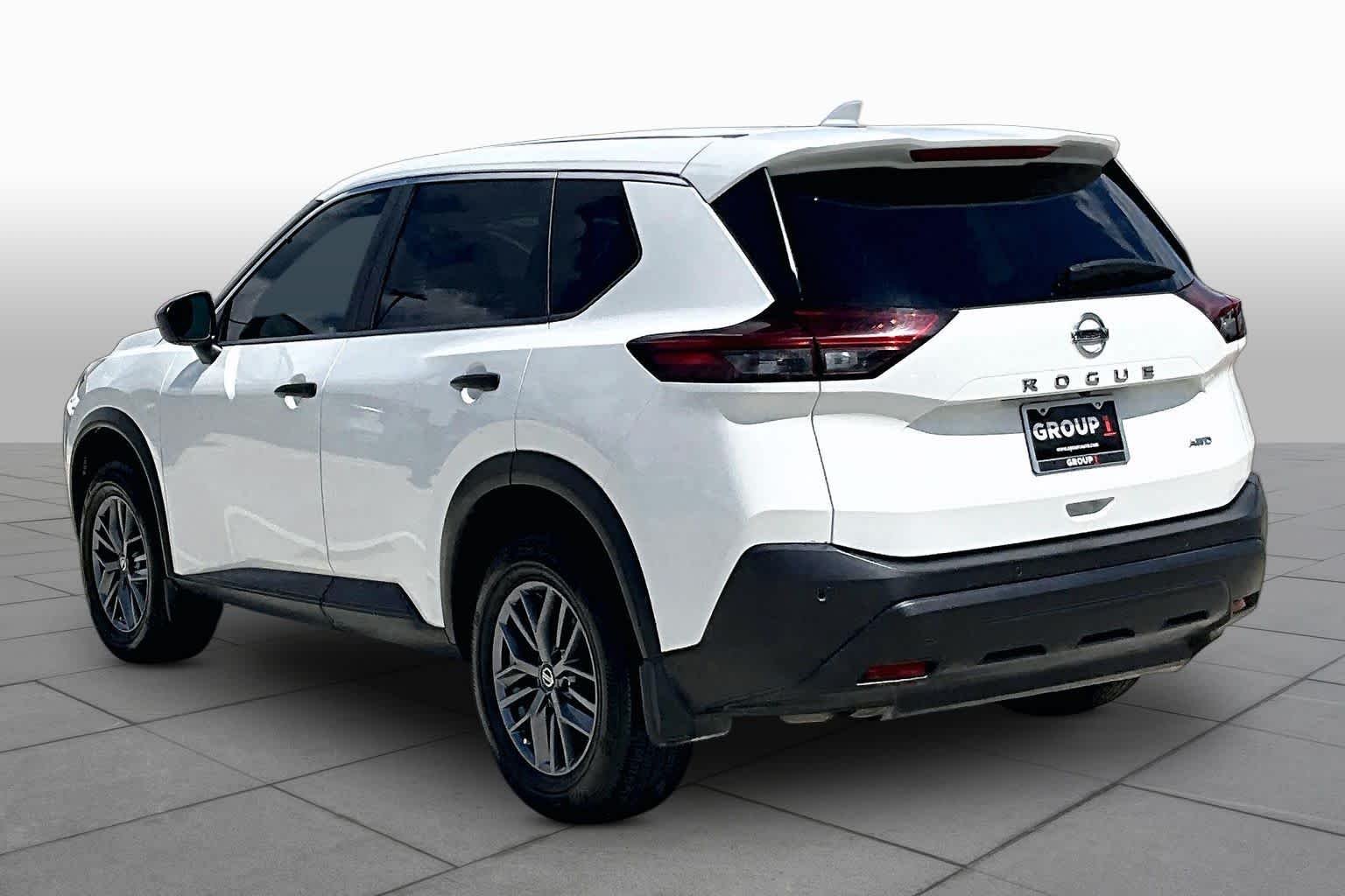 Used 2021 Glacier White Nissan S image 11