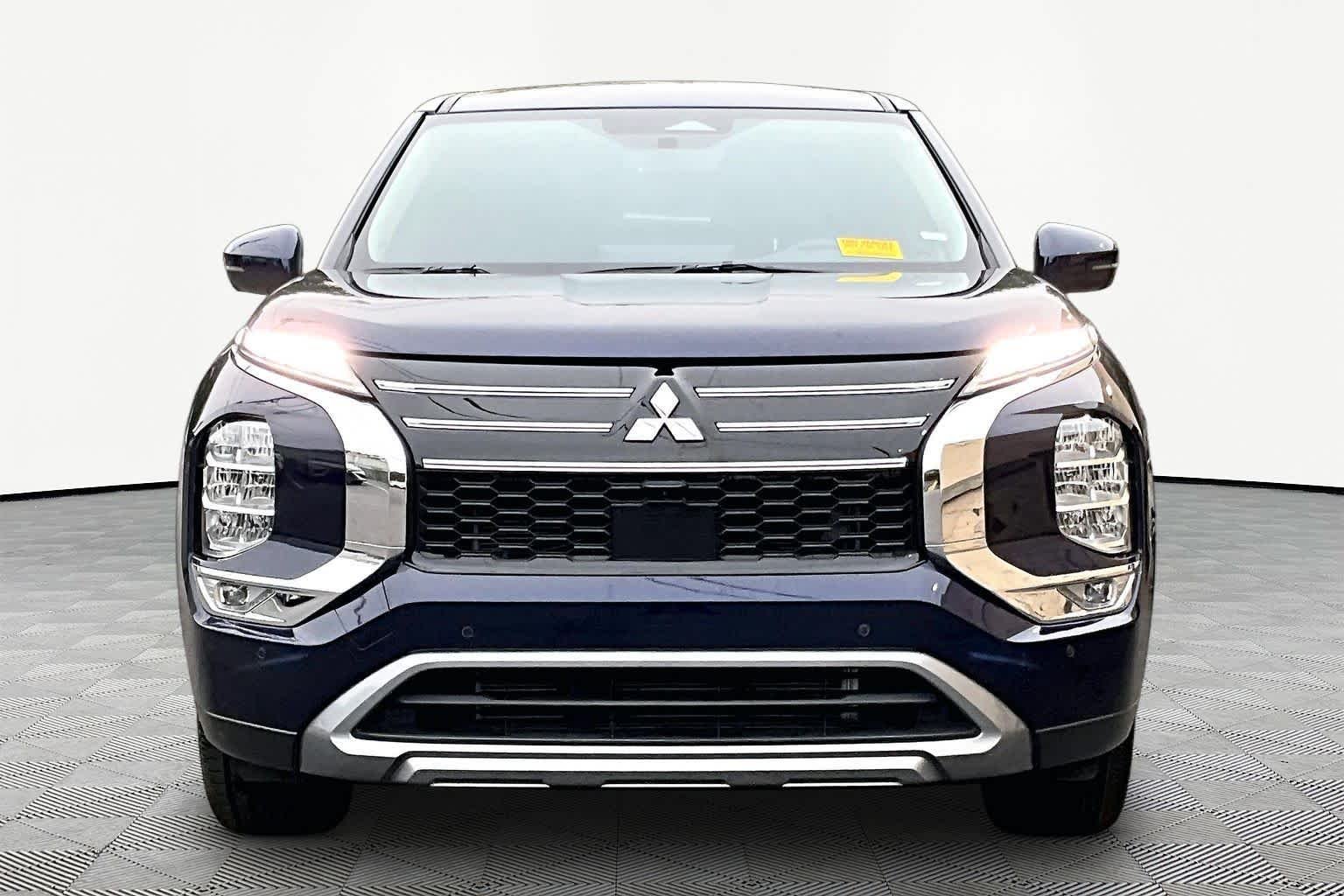 Used 2025 Cosmic Blue Metallic Mitsubishi SE image 4
