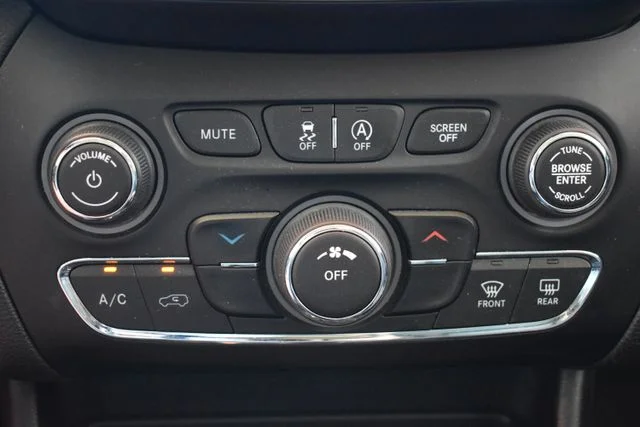 Used 2020 White Jeep Latitude image 30