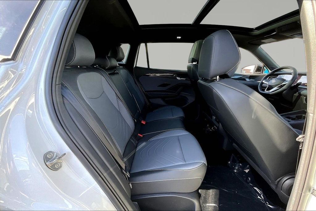 New 2026 White Volkswagen 2.0T SE R-Line Black image 24