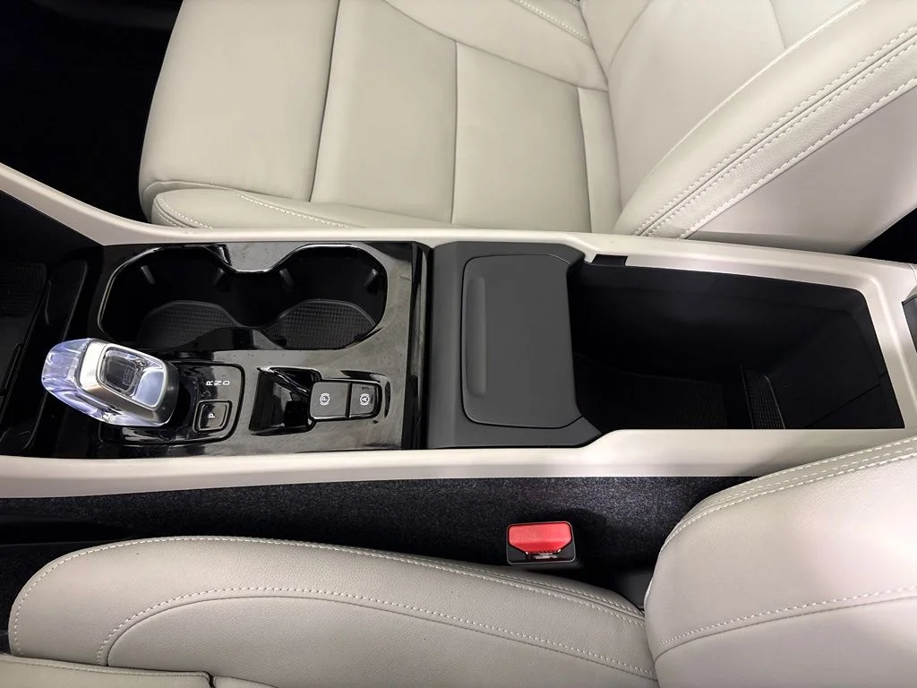 New 2026 Crystal White Volvo Plus image 32