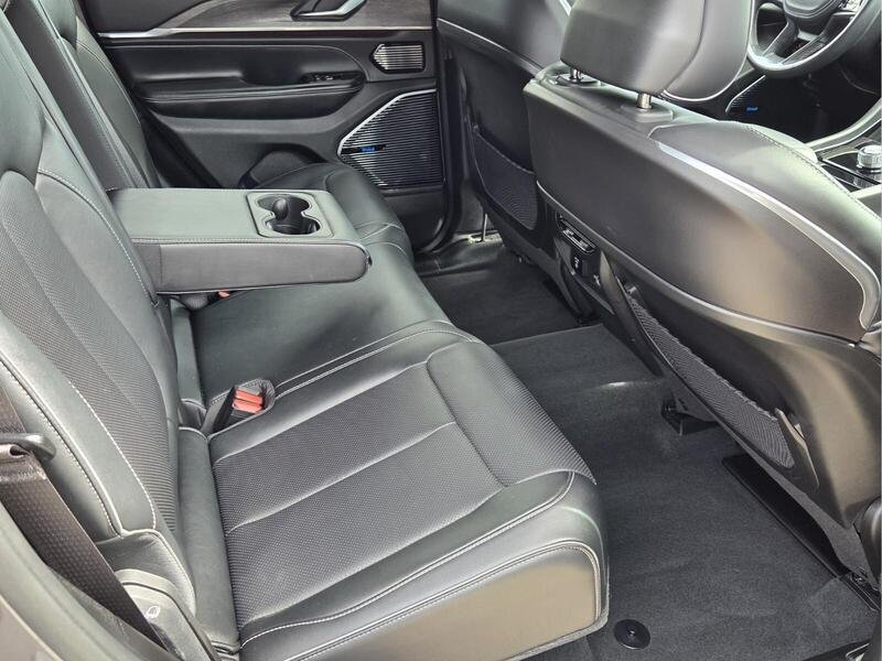 Used 2022 Gray Metallic JEEP OVERLAND 4X2 image 17