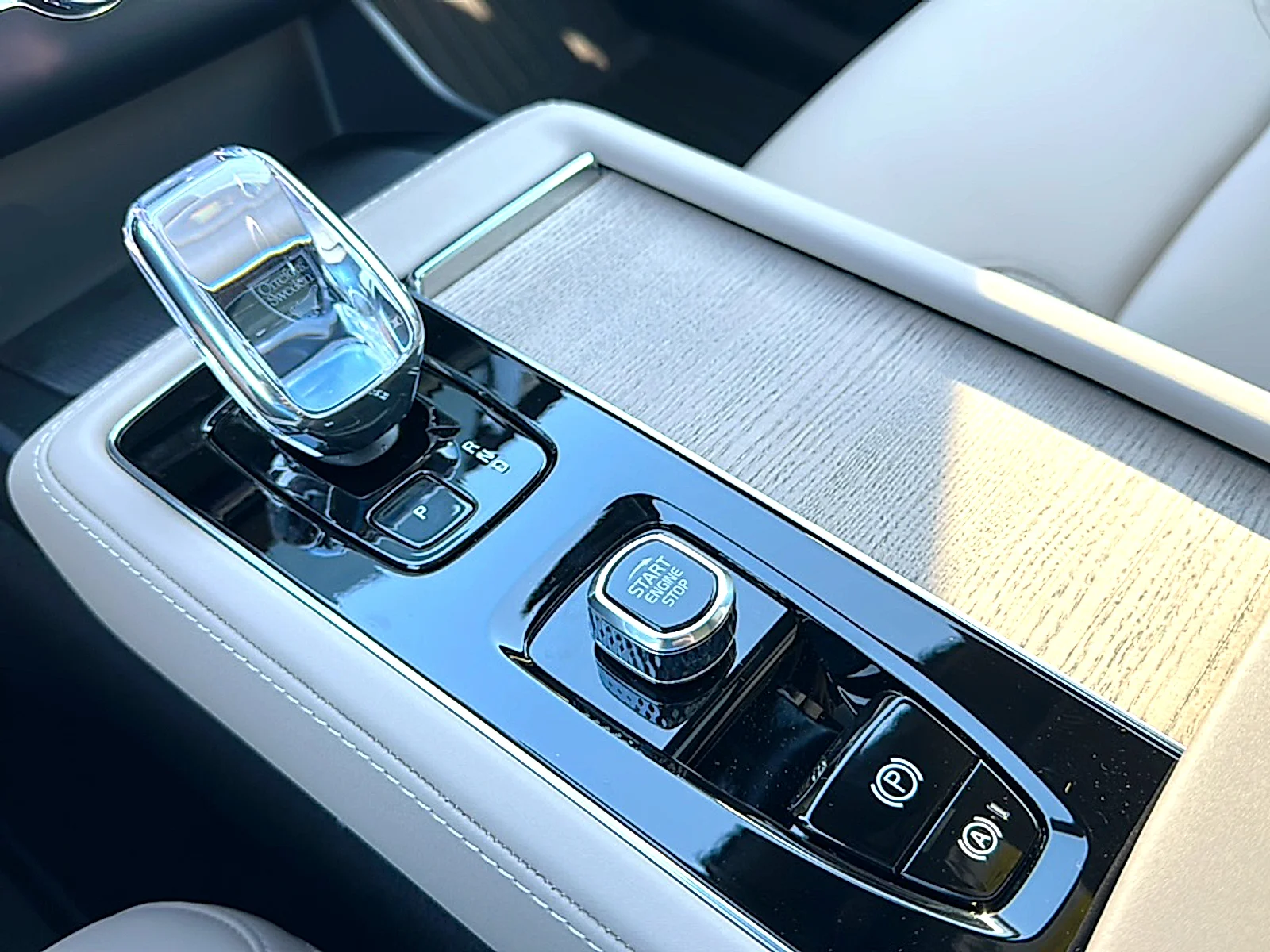 2025 Volvo XC90 Plus - Photo 25