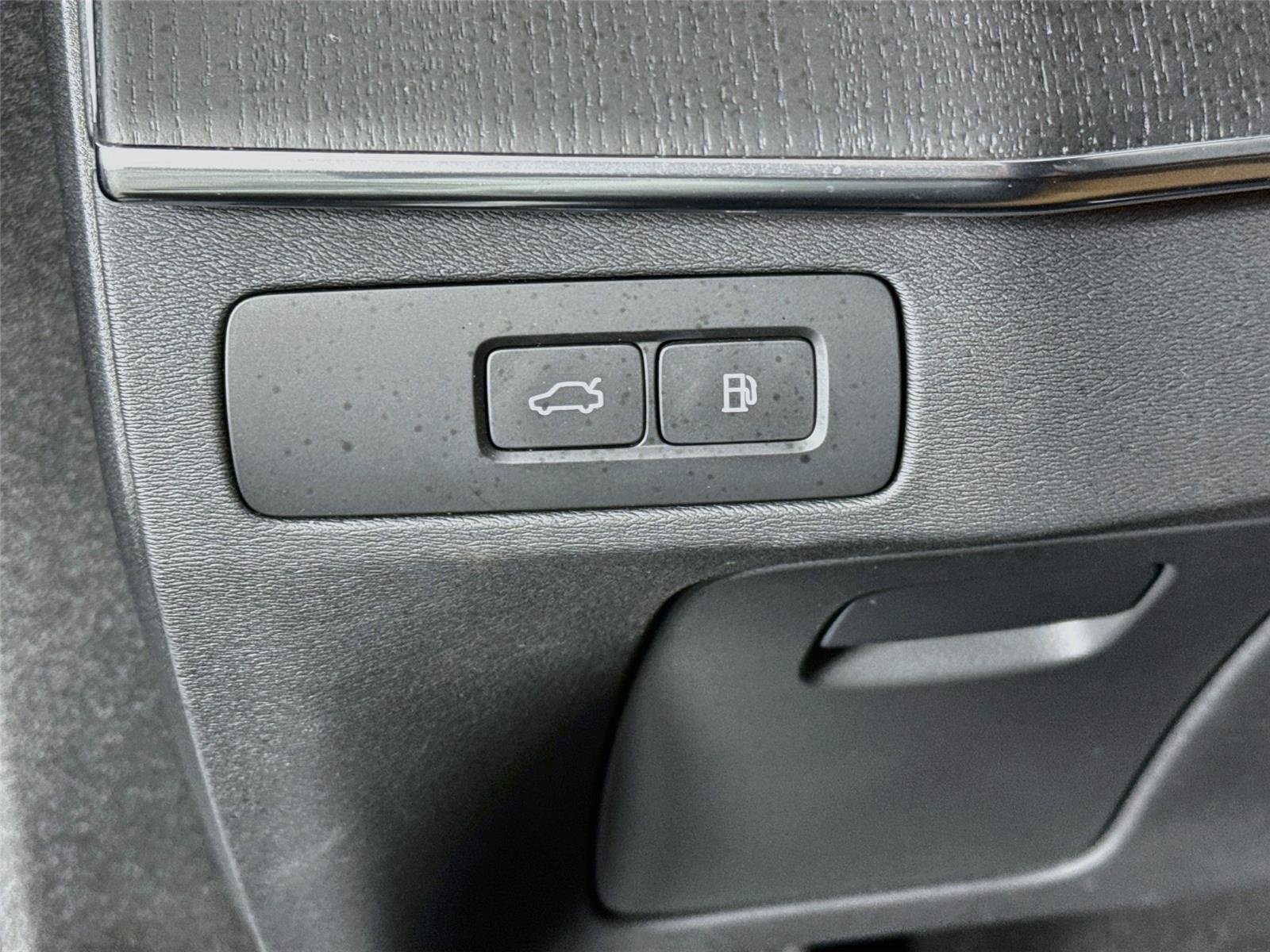 Used 2024 Denim Blue Metallic Volvo Ultimate Bright Theme image 10