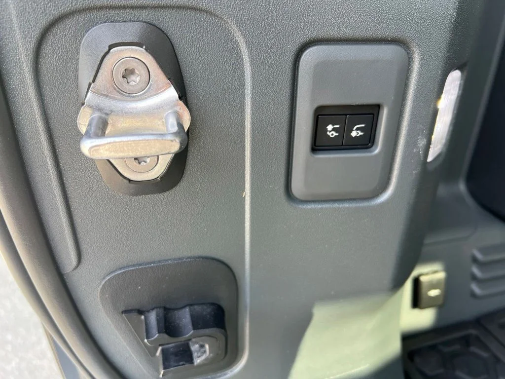 Used 2024 Green Land Rover S image 29