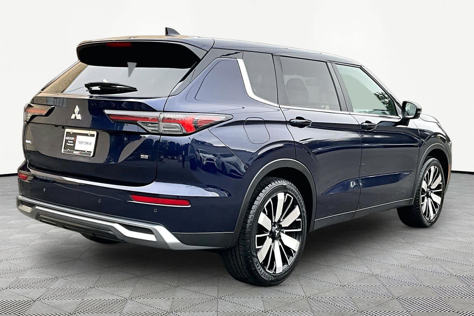 Used 2025 Cosmic Blue Metallic Mitsubishi SE image 13