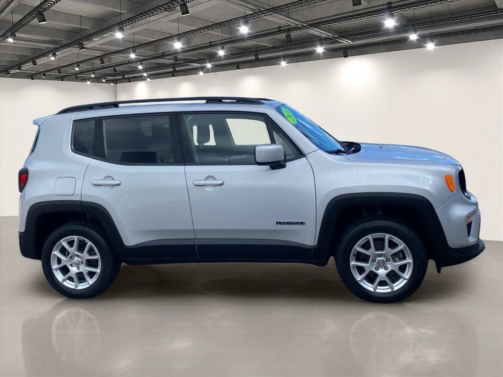 Used 2020 Glacier Metallic Clearcoat Jeep Latitude image 8