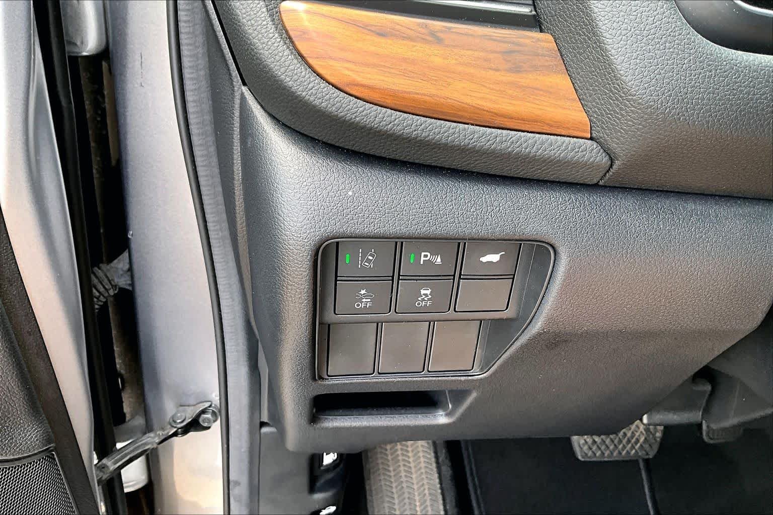 Used 2020 Lunar Silver Metallic Honda Touring image 30