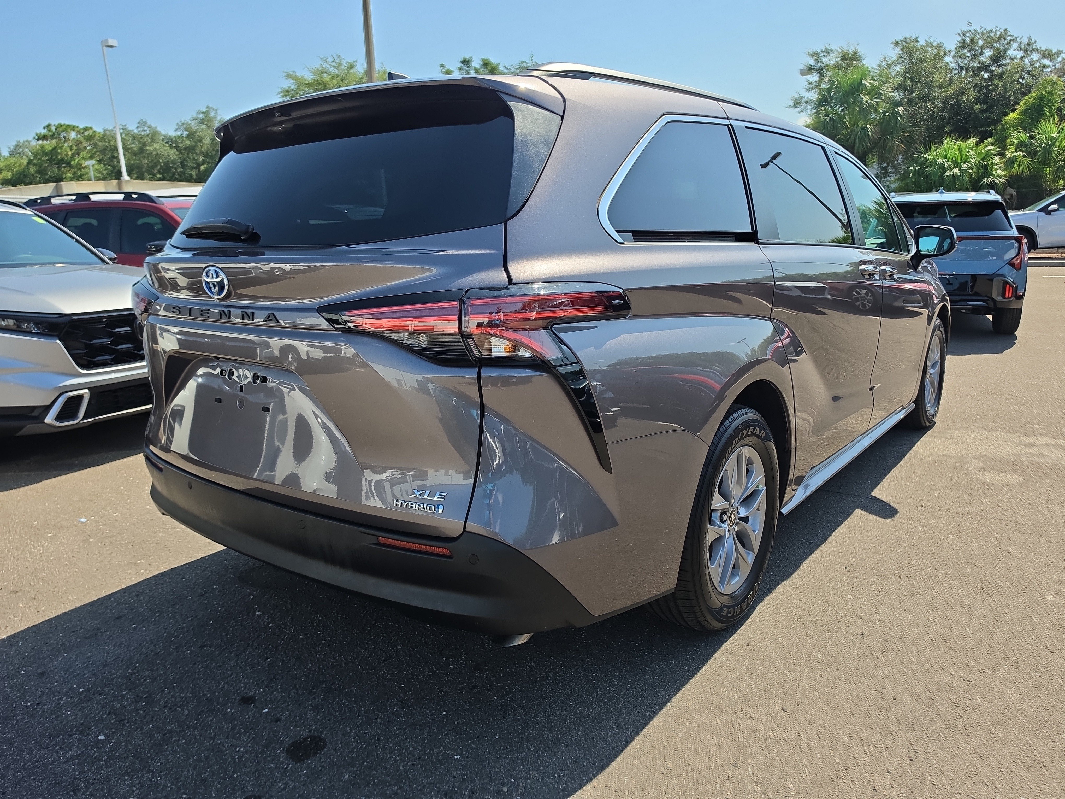 Used 2022 Sunset Bronze Mica Toyota XLE image 8