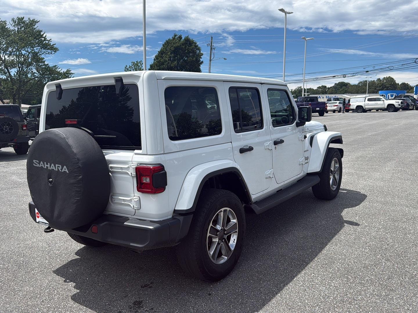 Used 2022  Jeep Sahara image 4
