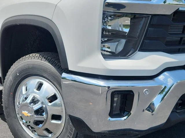 New 2026 Summit White Chevrolet LT DRW image 9