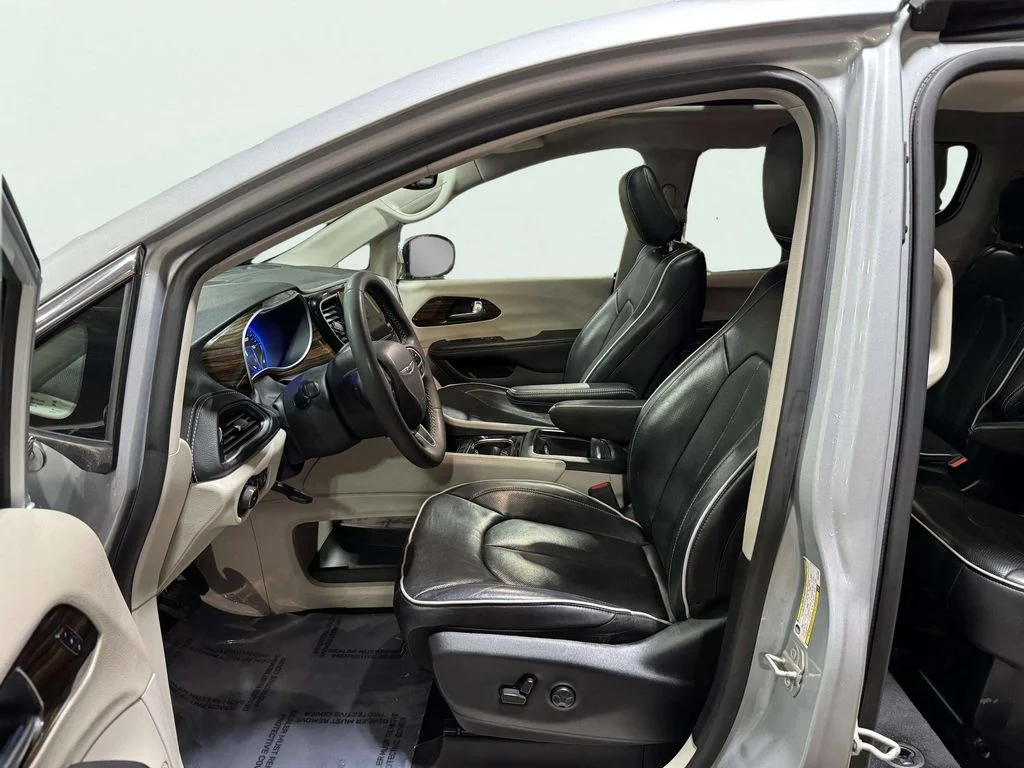 Used 2023 Silver Mist Clearcoat Chrysler Limited image 22