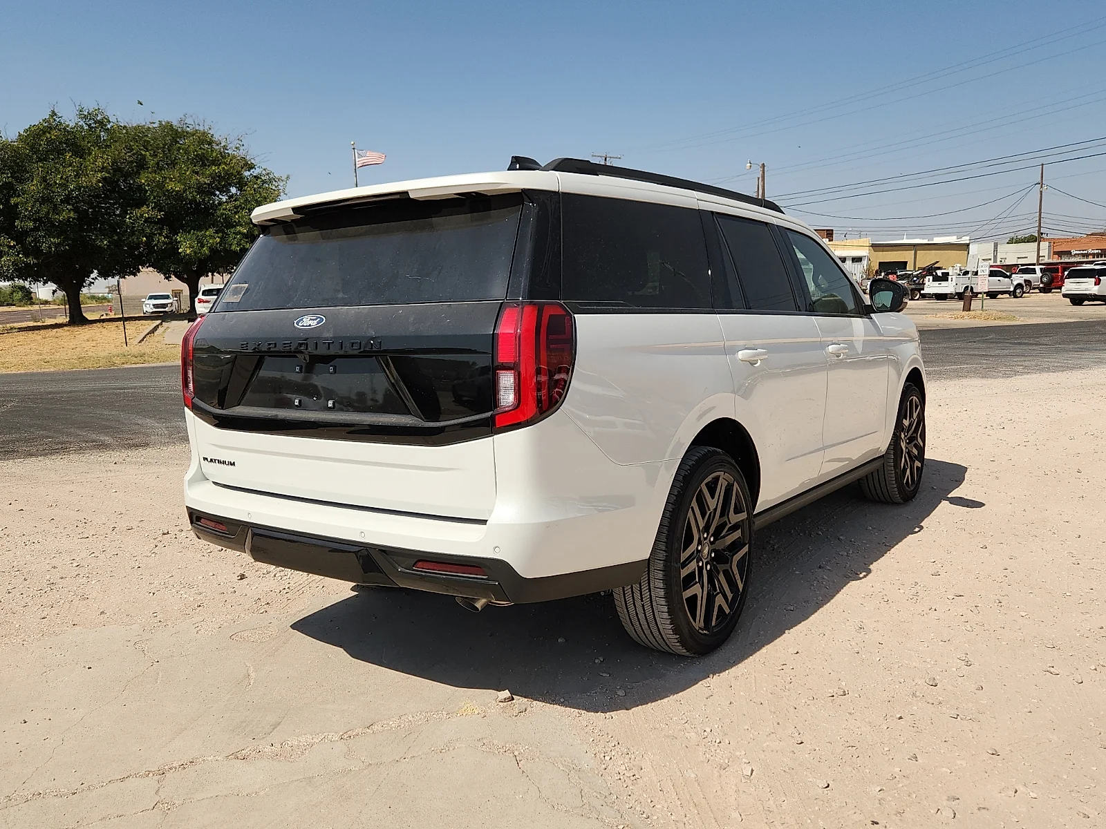 New 2027 Star White Metallic Tri-Coat Ford Platinum image 7