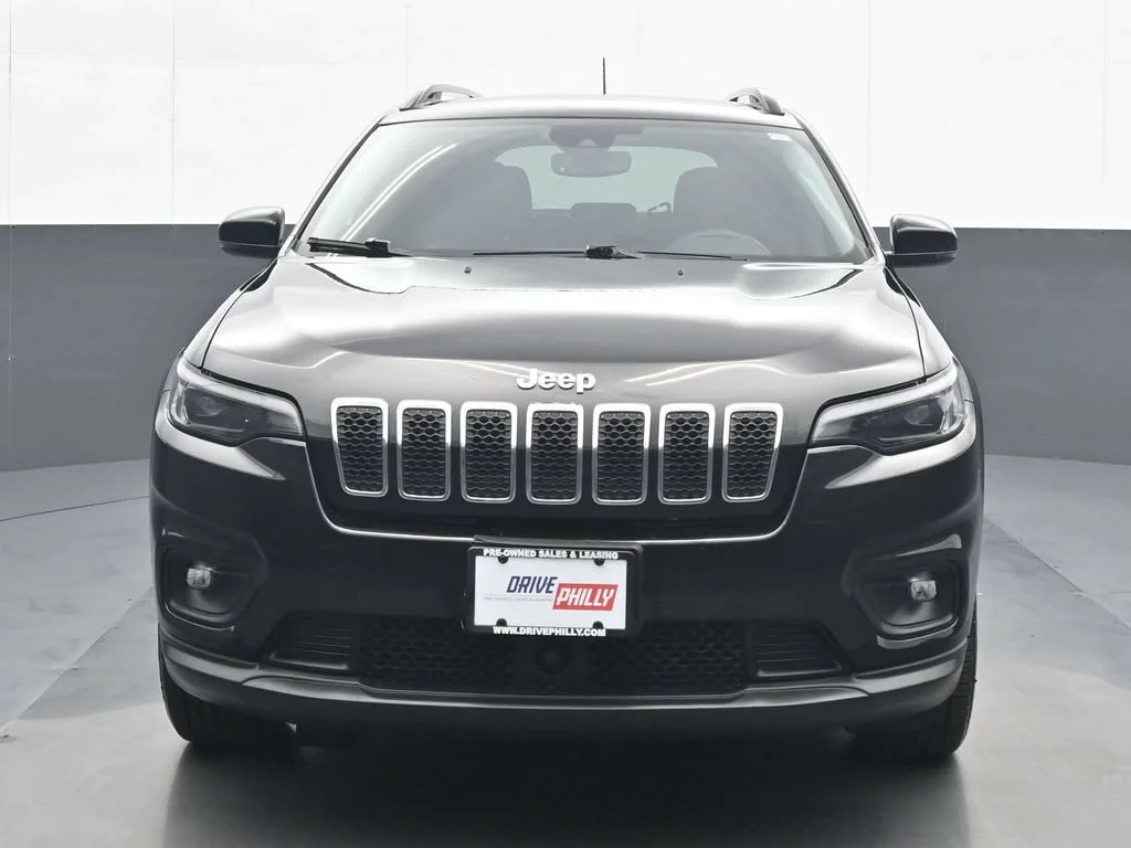 Used 2022 Black Jeep Latitude Lux image 1