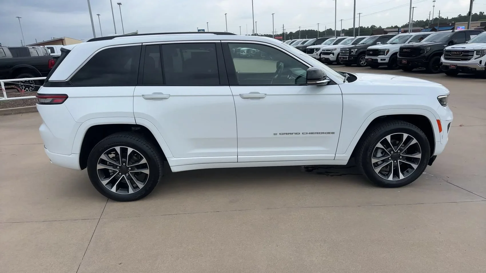 Used 2022 Bright White Clearcoat Jeep Overland image 9