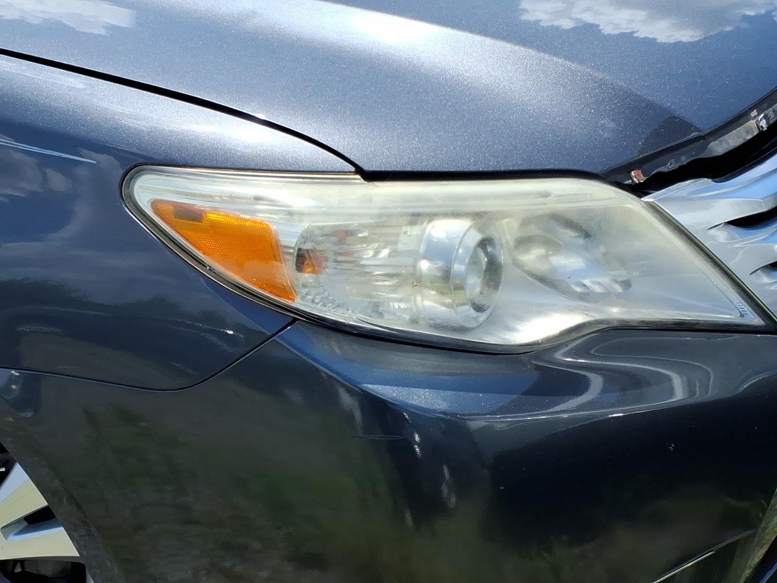 Used 2011 CLASSIC SILVER METALLIC TOYOTA LIMI image 5