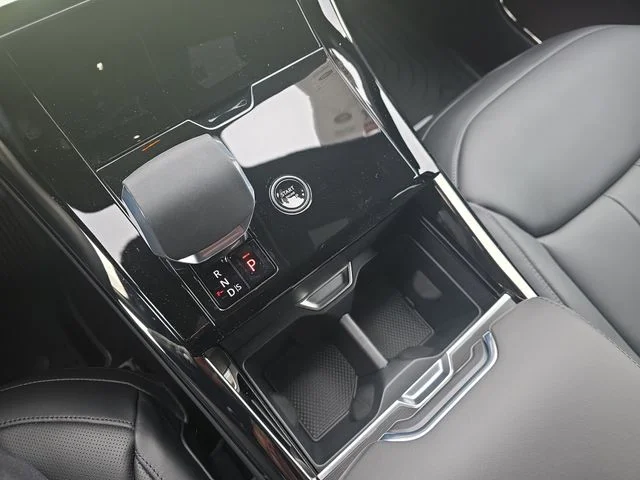 New 2026 Carpathian Grey Land Rover Dynamic SE image 18