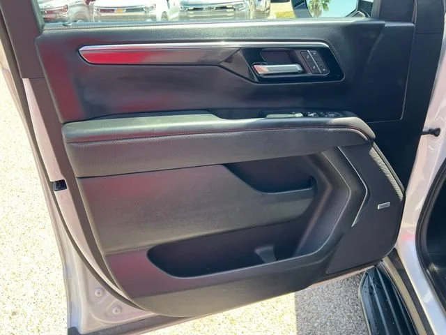 Used 2025 Iridescent Pearl Tricoat Chevrolet RST image 14
