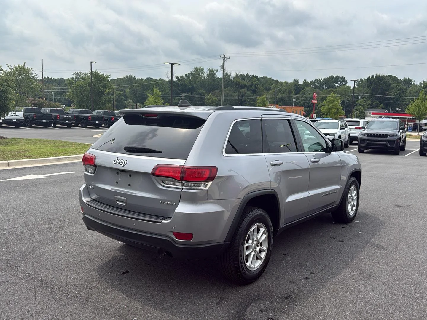 Used 2020 Billet Silver Metallic Jeep Laredo image 6