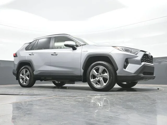 Used 2021 Silver Toyota XLE Premium image 23