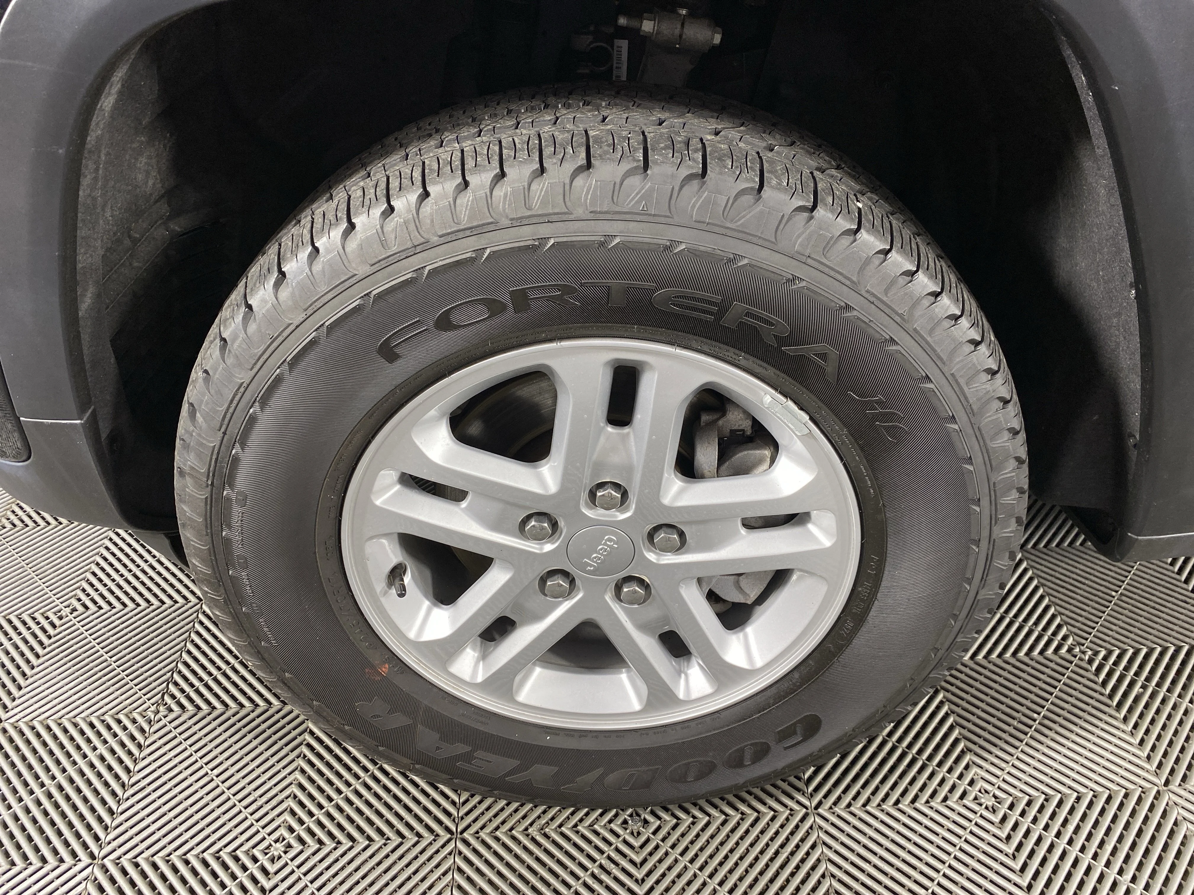 Used 2024 Diamond Black Crystal Pearlcoat Jeep Laredo image 12
